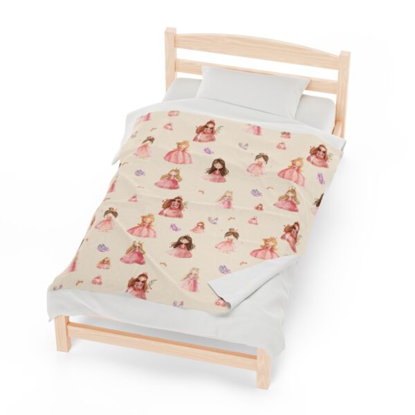 Delightful Princess Velveteen Plush Blanket: Includes Crowns! - Image 7